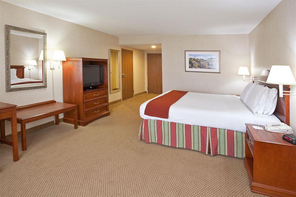 Holiday Inn Express Hotel & Suites Bowling Green By Ihg Стая снимка
